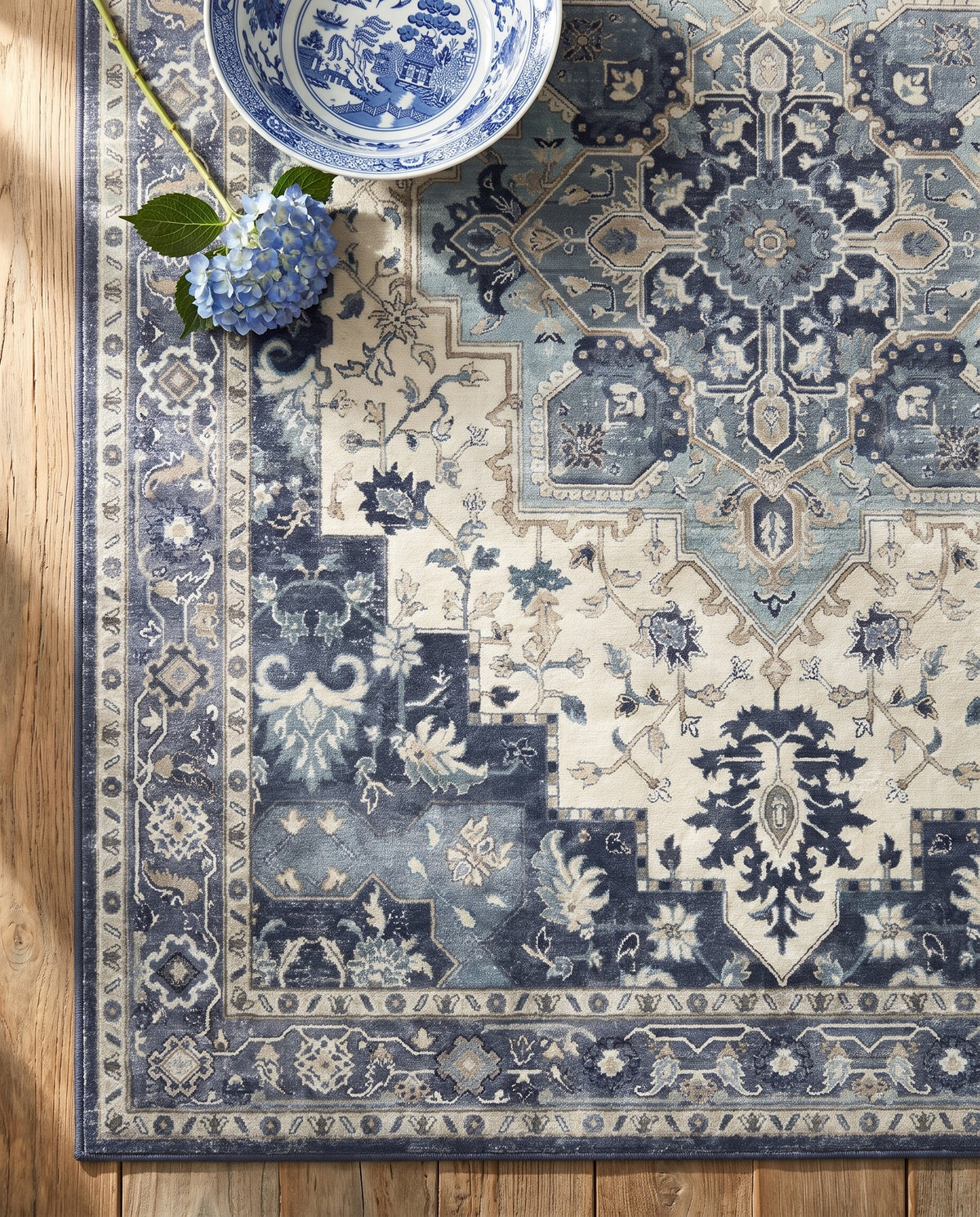 Nilufar rug, detail of the pattern