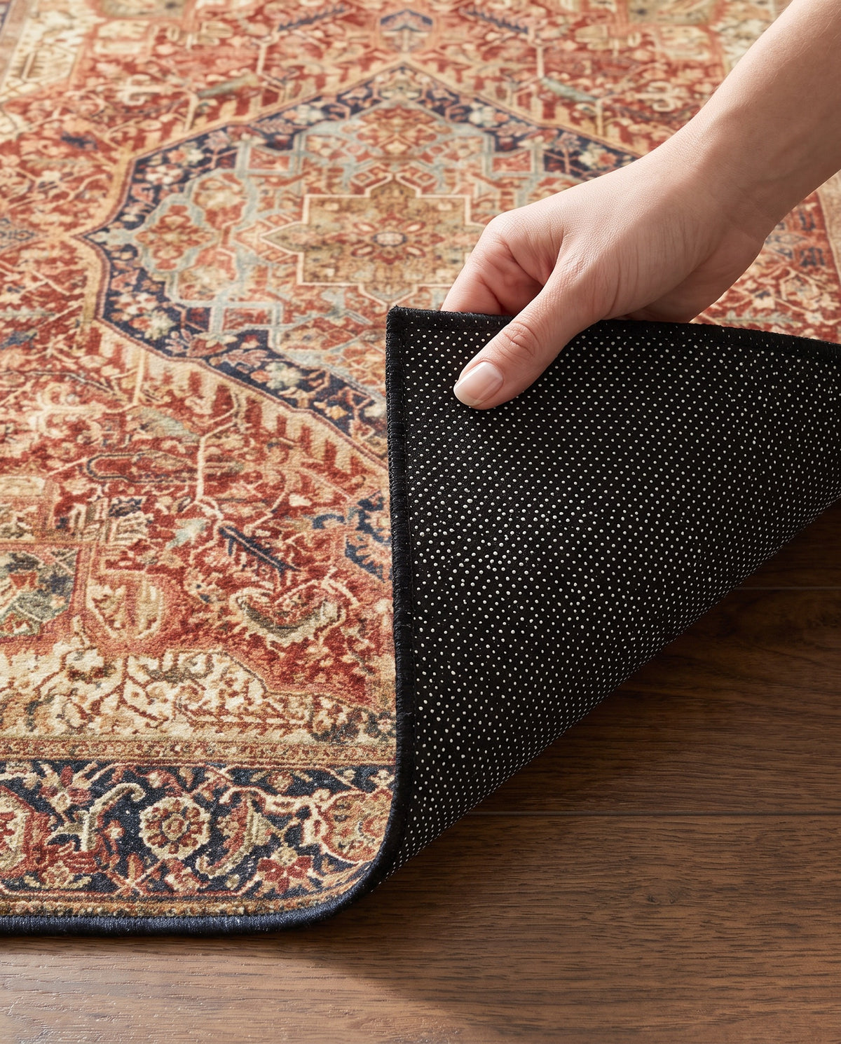Dotted non-slip backing of the Azar rug