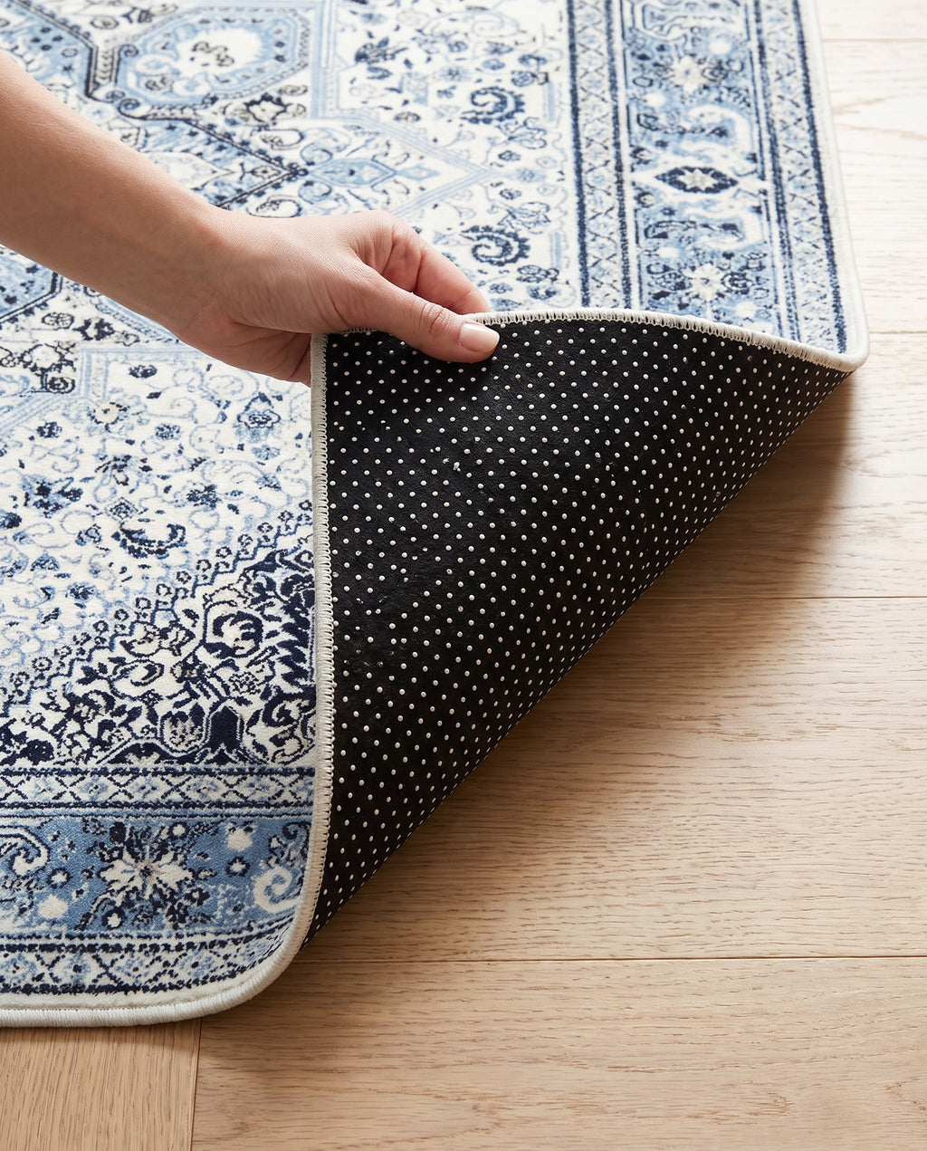 Dotted non-slip backing of the Darya rug