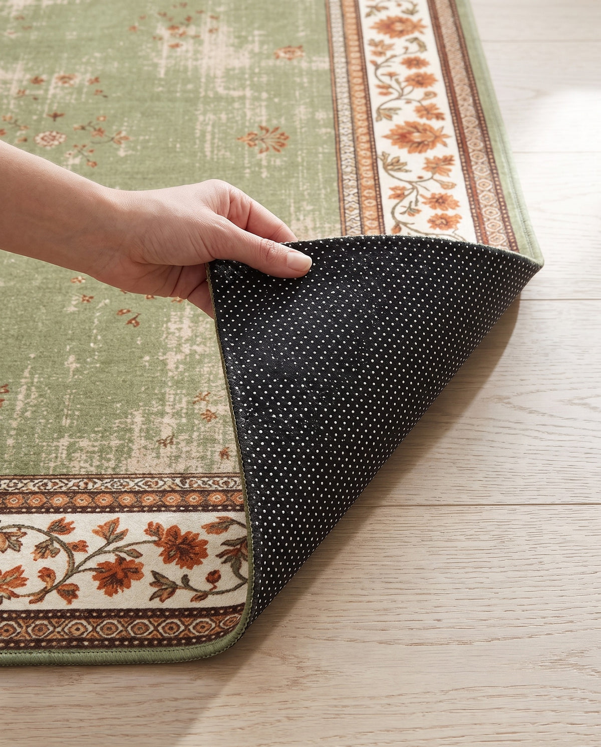 Dotted non-slip backing of the Golnar rug