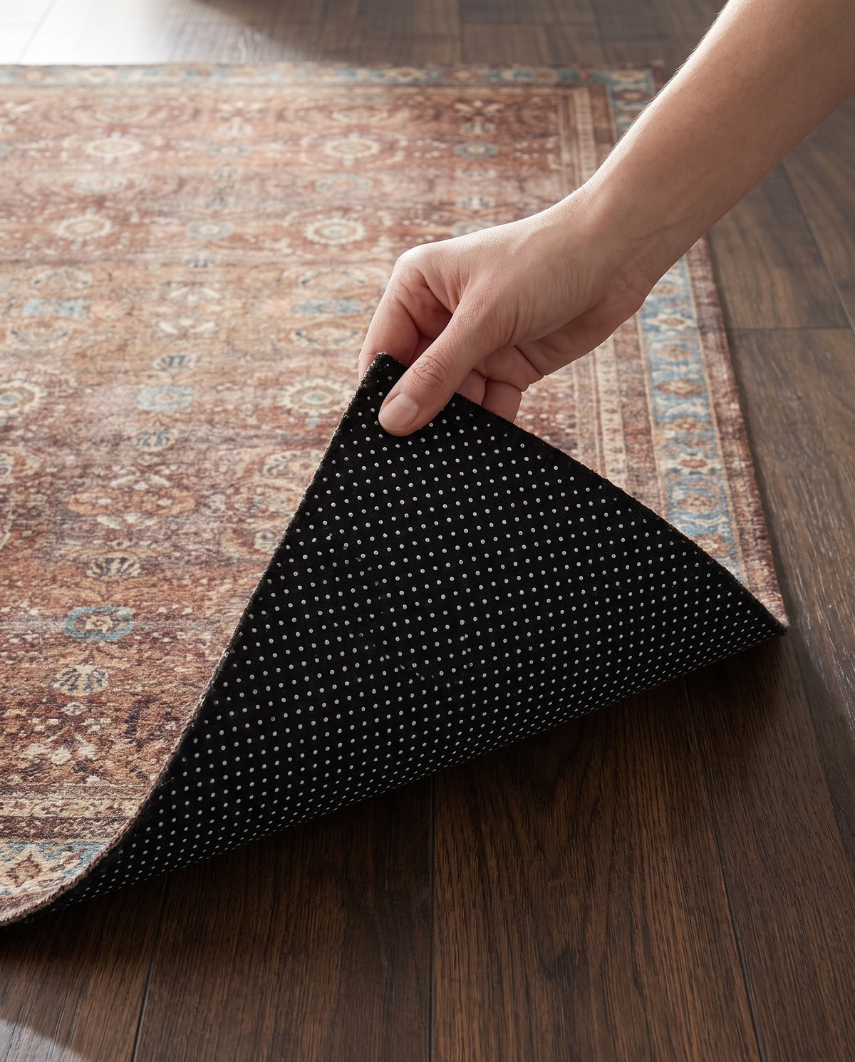 Dotted non-slip backing of the Kahroba rug