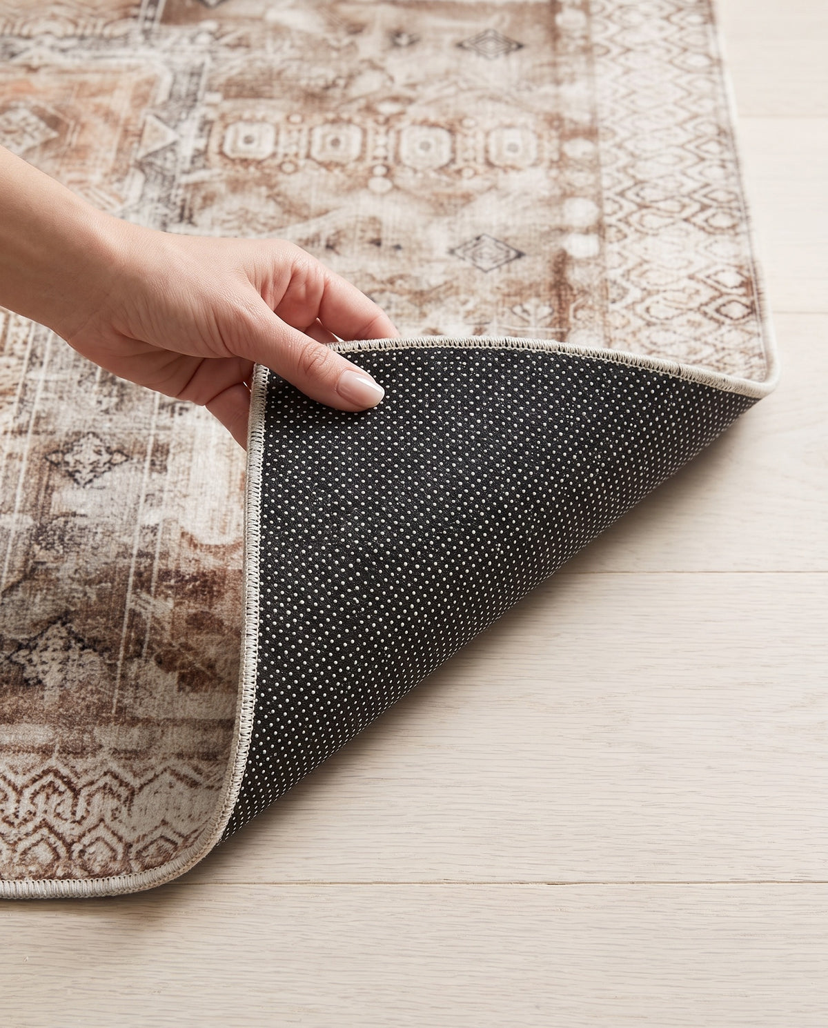 Dotted non-slip backing of the Kavir rug