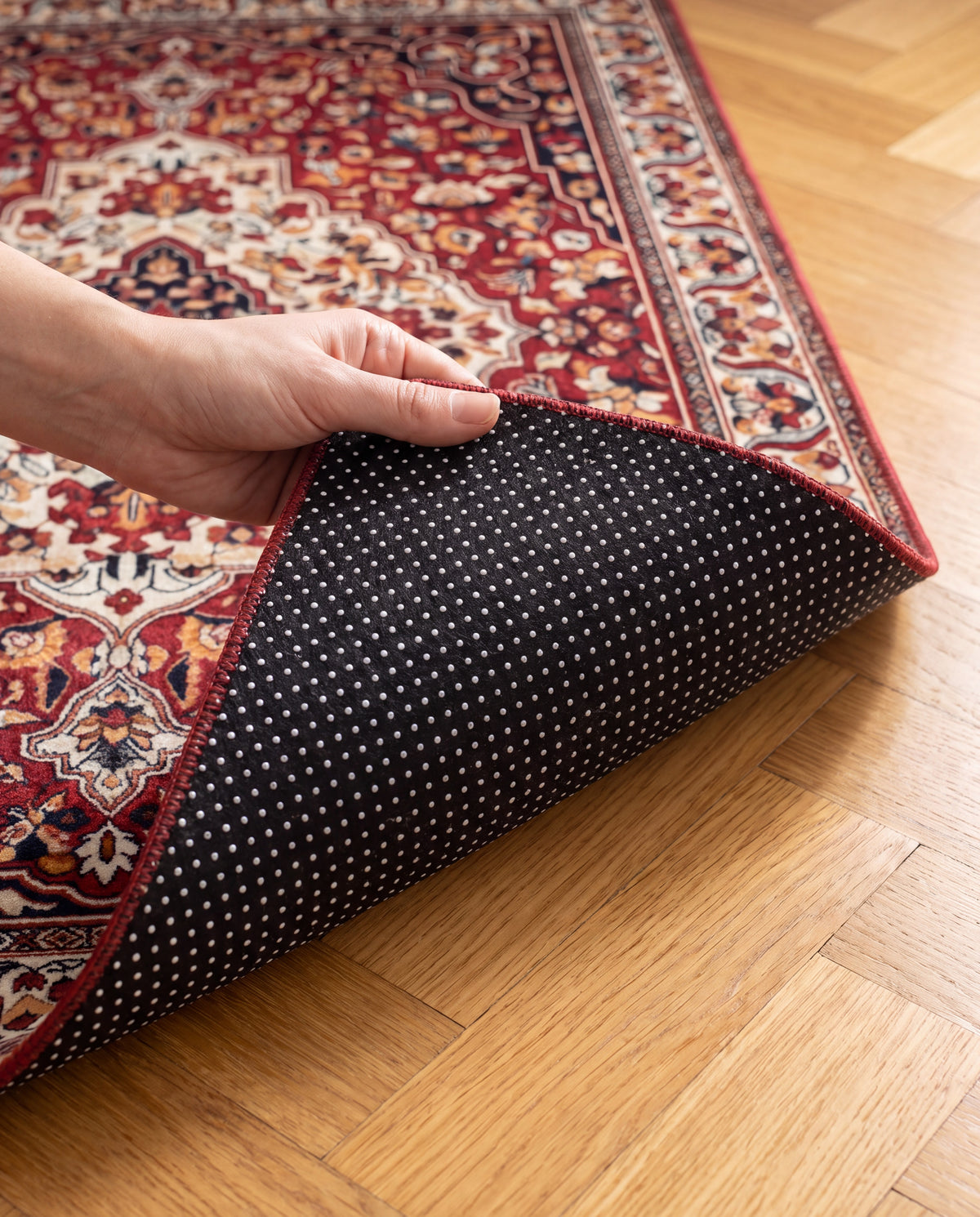 Dotted non-slip backing of the Laleh rug