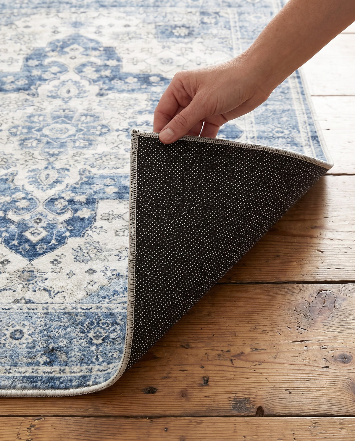 Dotted non-slip backing of the Mahtab rug