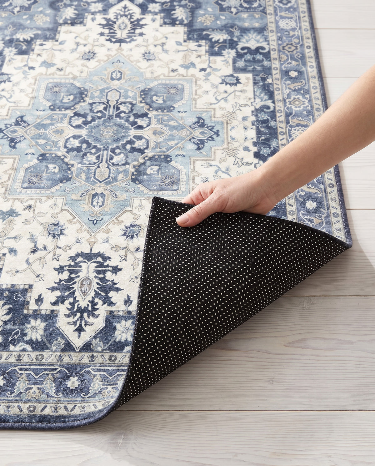 Dotted non-slip backing of the Nilufar rug