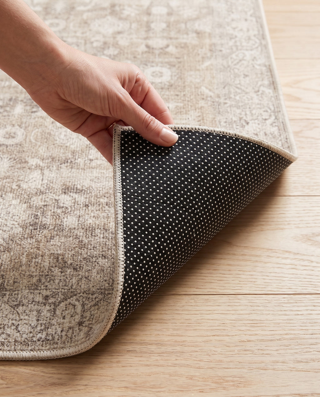 Dotted non-slip backing of the Pardis rug