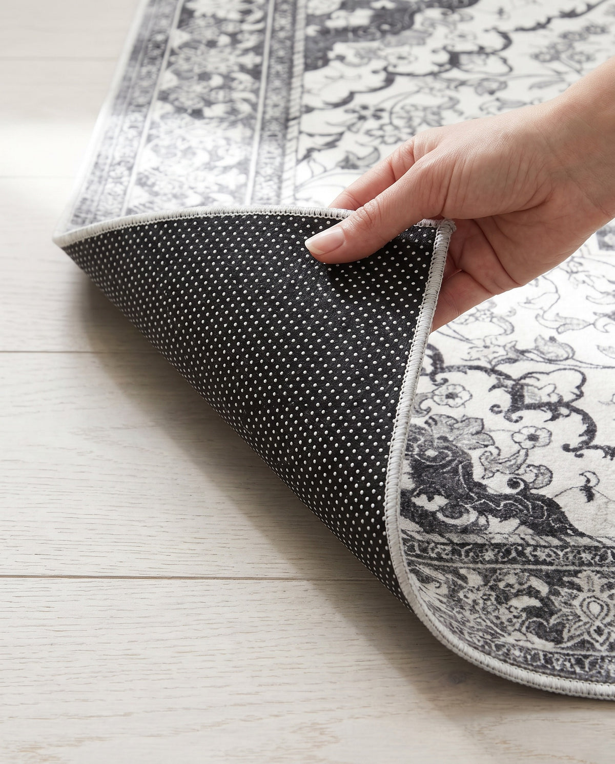 Dotted non-slip backing of the Simin rug
