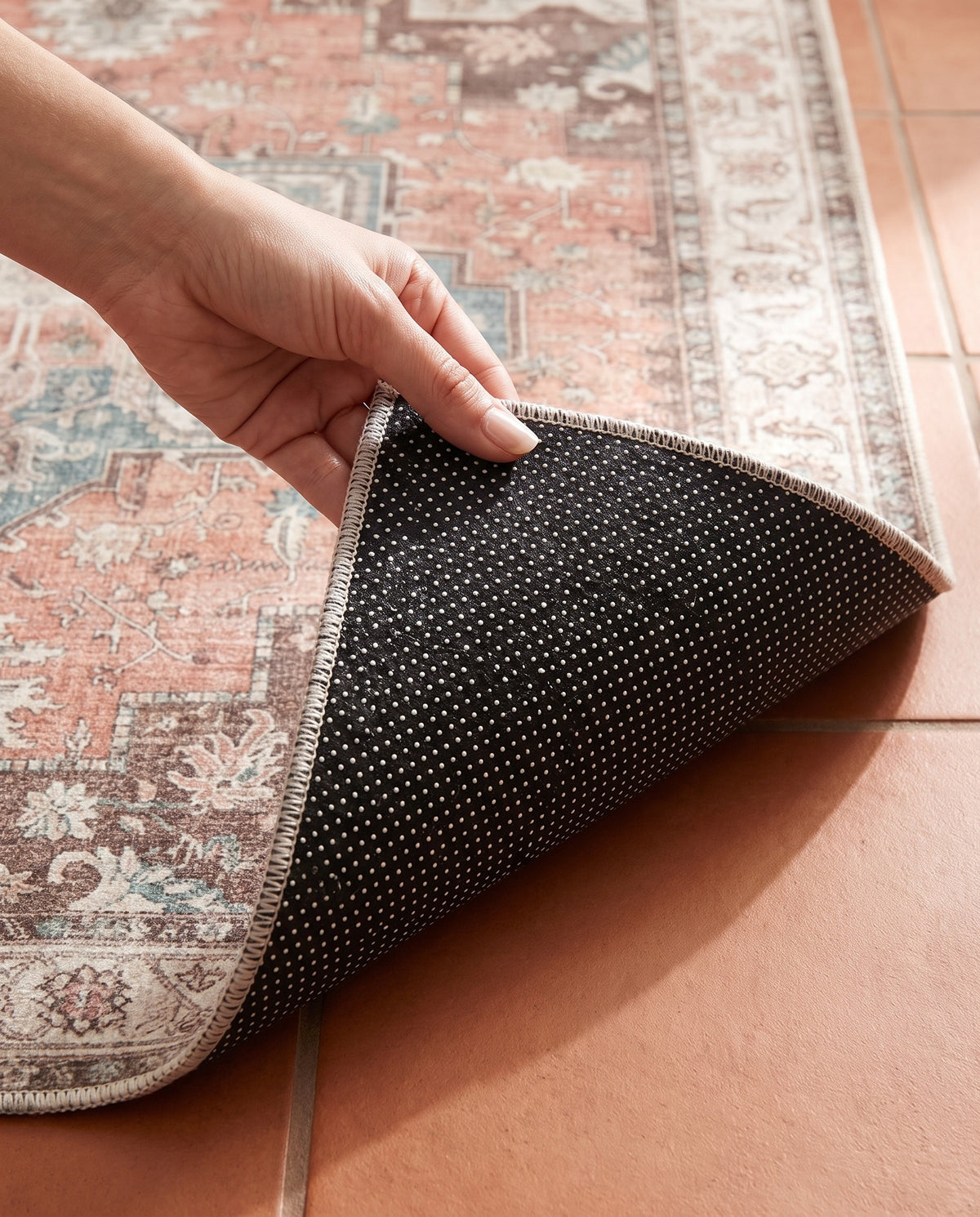 Dotted non-slip backing of the Soraya rug
